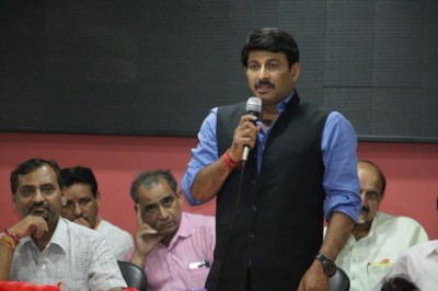 BJP leader Manoj Tiwari meets Sheila Dikshit