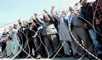 Kashmir: NC, PDP take out protest rallies to defy ban on civilian traffic on highway