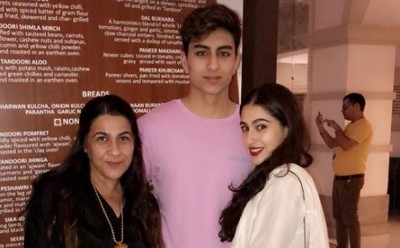 Sara Ali Khan wishes her fans on Dusshera by posting an image with Amrita, brother Ibrahim