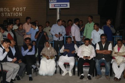 Mamata sits on dharna against CBI move to quiz Kolkata police chief, BJP demands Prez Rule in Bengal 