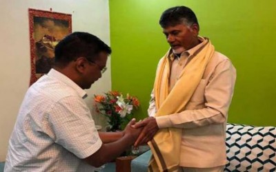Naidu meets Kejriwal, Yechury over post-poll alliance, to meet Rahul, Mayawati, Akhilesh before May 23