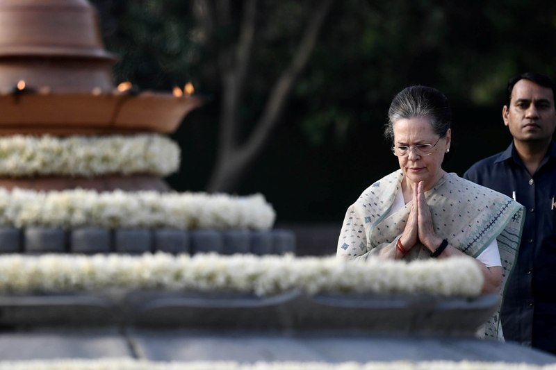 Rahul, Priyanka pay homage to Rajiv Gandhi