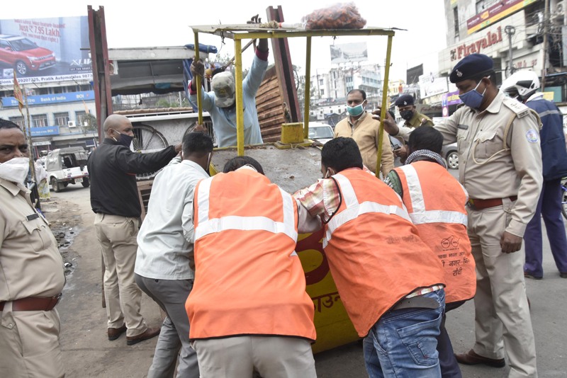 Police taking away illegall stalls during anti-encroachment drive in Ranchi
