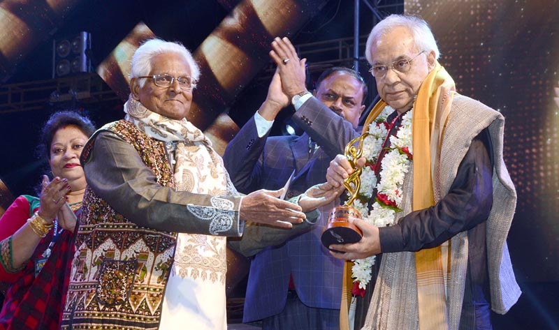 A galaxy of stars turn up at the Kalakar Awards 2020