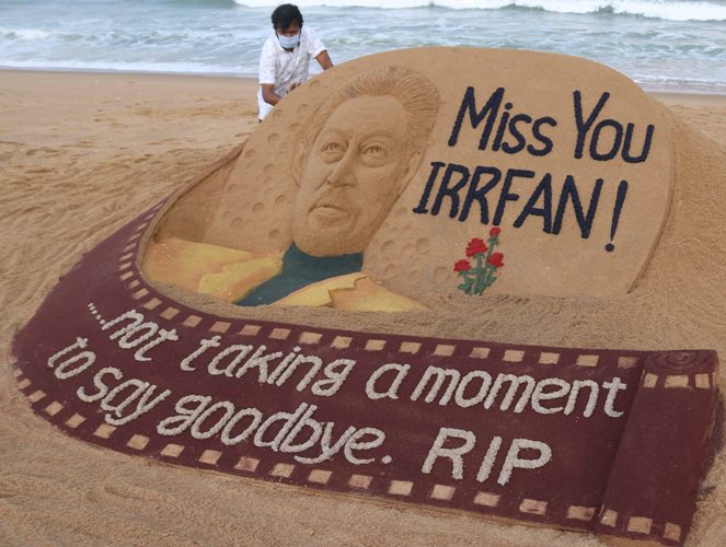 Sand artist Sudarsan Pattnaik pays tribute to late Bollywood actor Irrfan Khan
