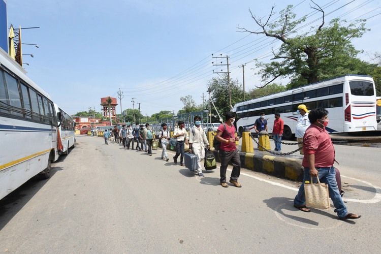 Migrants from Tamil Nadu boarding buses amid lockdown