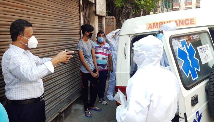 West Bengal Minister Firhad Hakim inspects Swab Testing in Kolkata