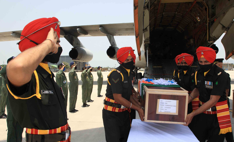 Punjab CM Capt Amarinder Singh pays floral tributes to Ladakh martyrs in Chandigarh