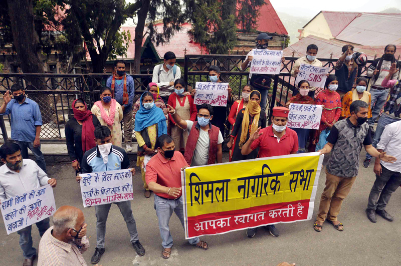 Activists of Shimla Nagarik Sabha protest against hike of water,electricity charges