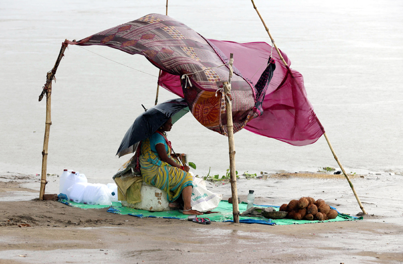 Prayagraj: Hindu devotees offer oil lamp aarti after Rudrabhishek prayers