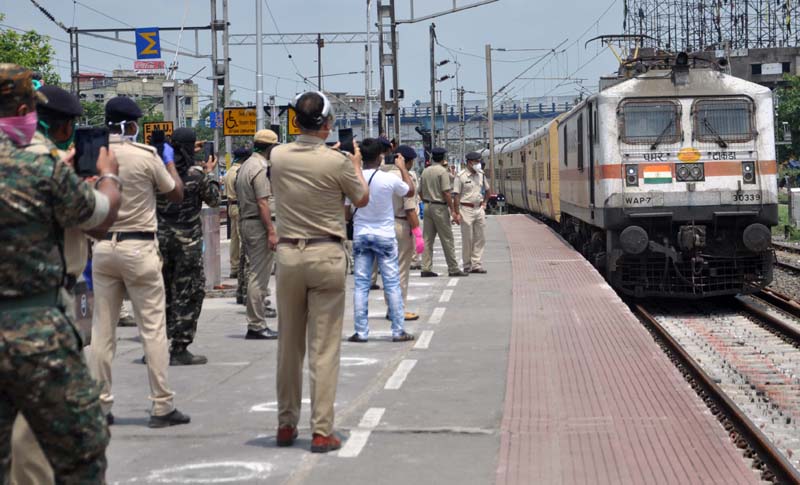 Migrant workers arrive by Shramik special train to West Bengal