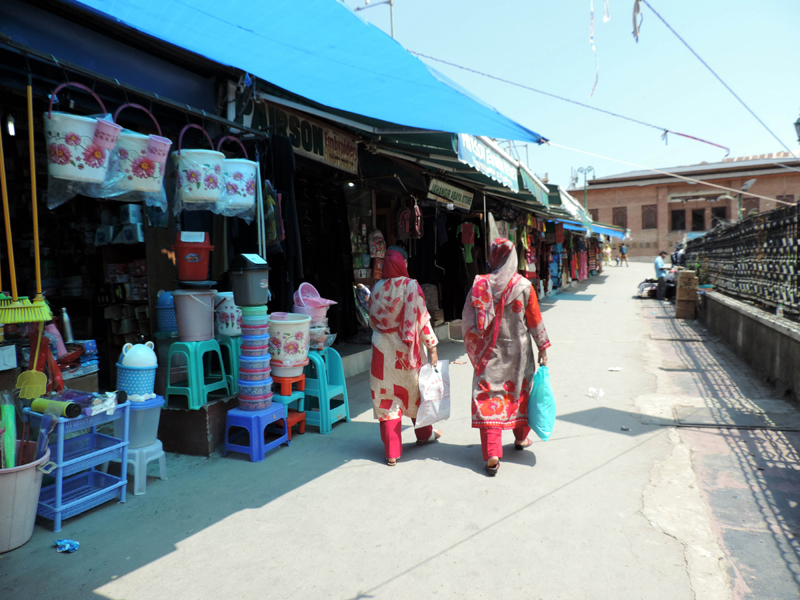 Srinagar: People gear up to celebrate Eid