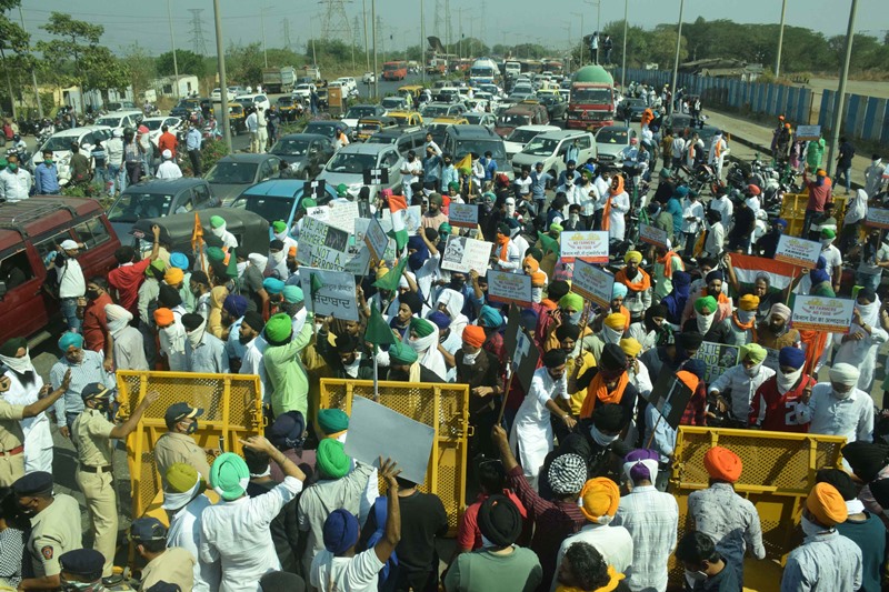 Sikh community block traffic at Vashi Toll Naka in Mumbai protesting farm laws