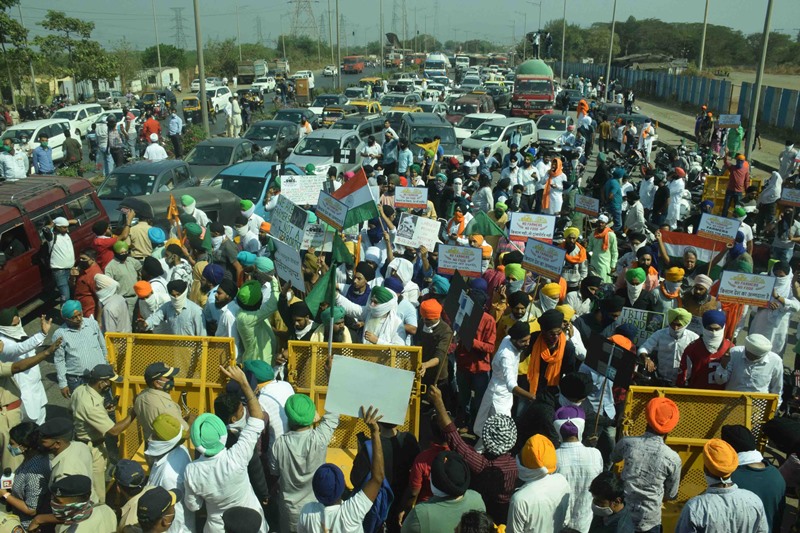 Sikh community block traffic at Vashi Toll Naka in Mumbai protesting farm laws