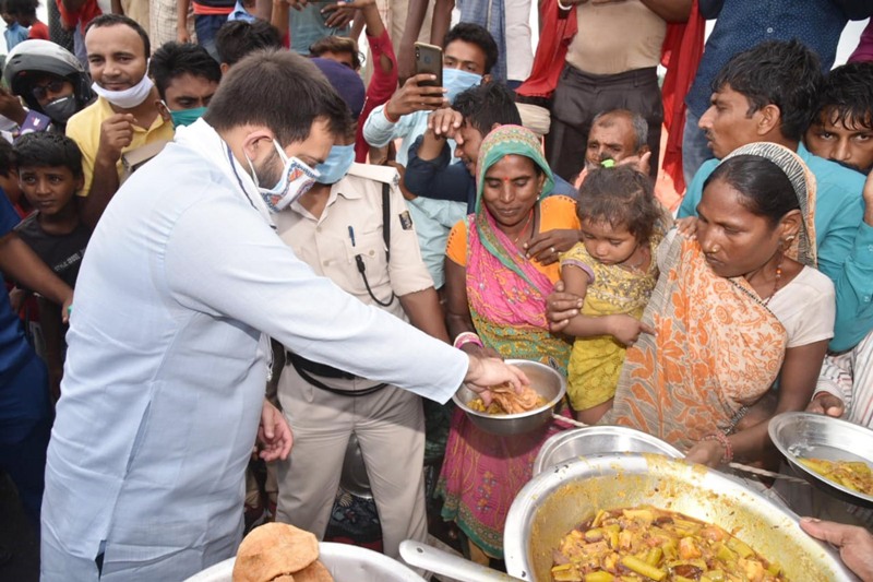 Tejashwi Yadav helps flood-affected people