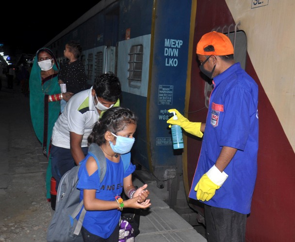 Migrants reach Charbagh railway station to board special train during lockdown