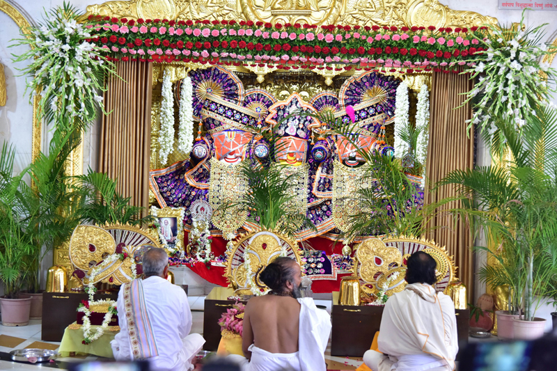 Priest performs puja at Ahmedabad Jagannath temple