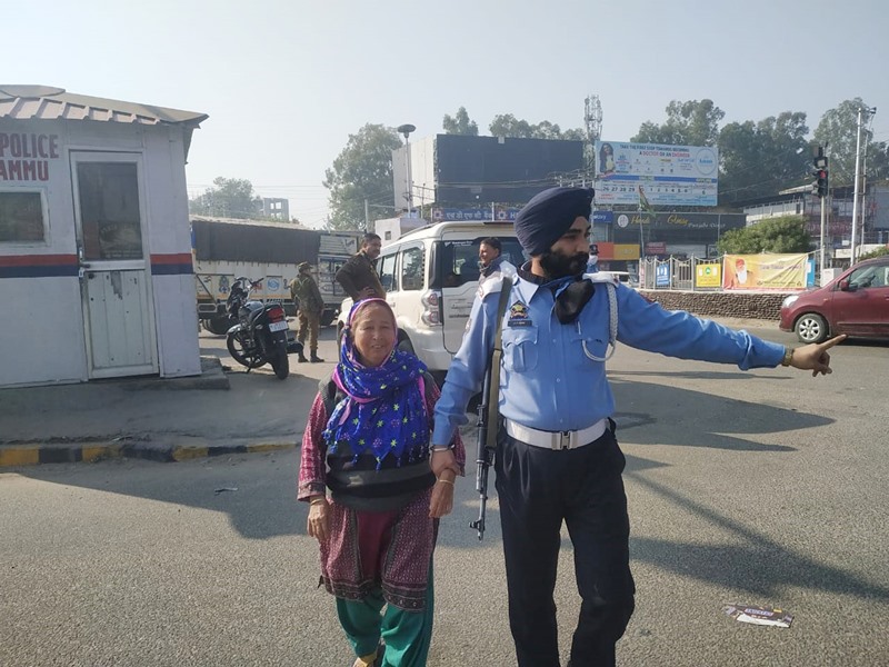 Jammu traffic ploice helps elderly