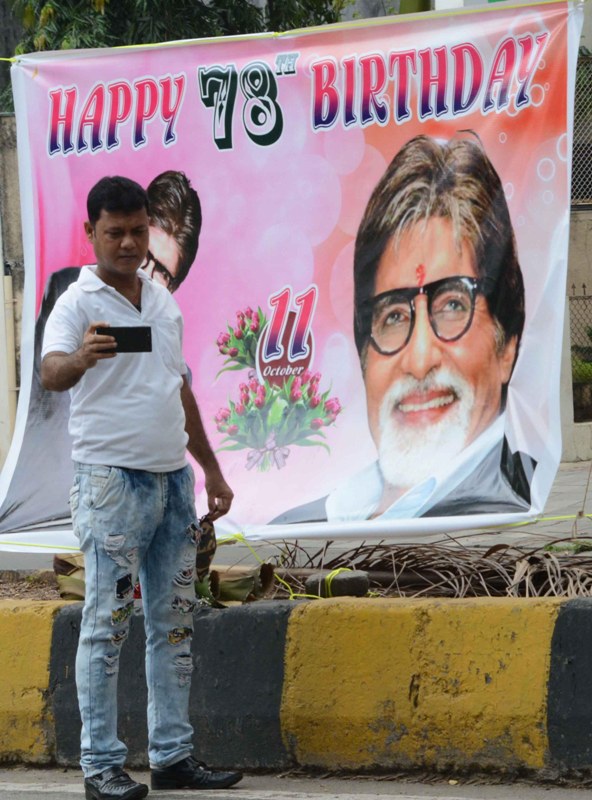 Fans celebrate birthday of Amitabh Bachchan