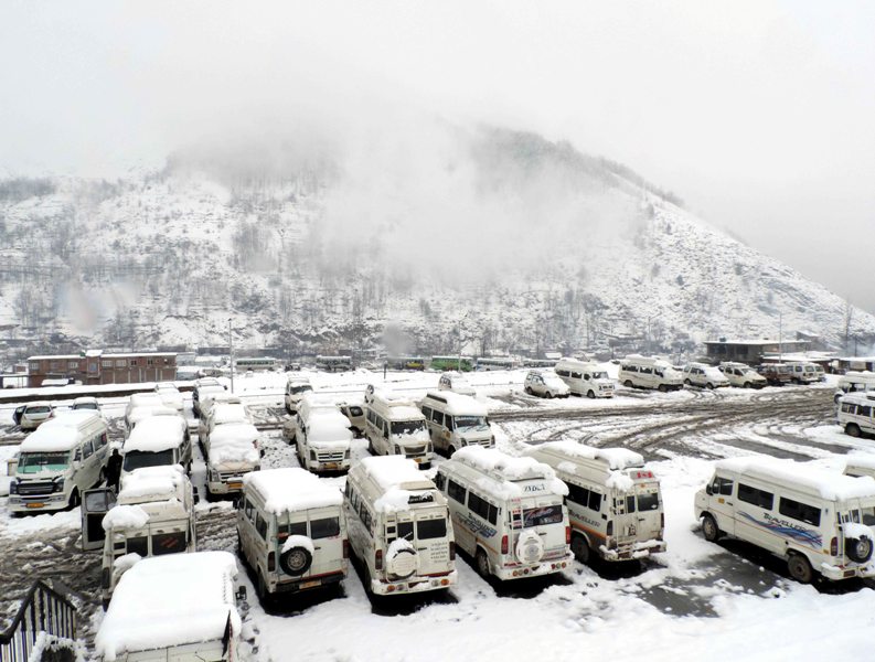 Snowfall in Kashmir blocks road, people take train