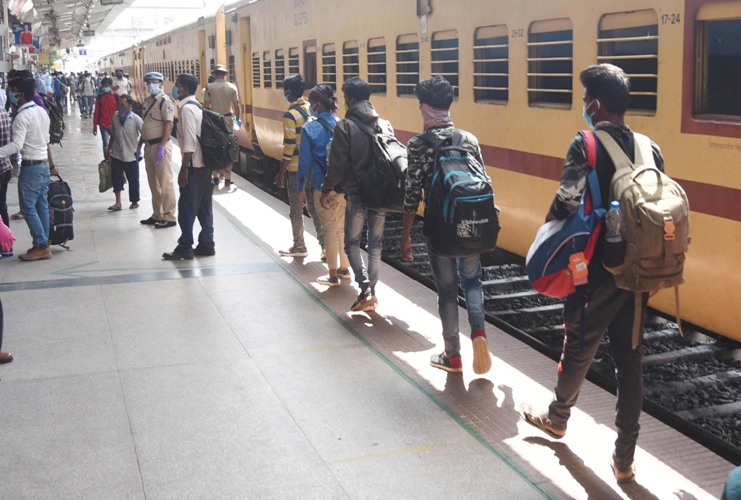 Stranded migrant workers return homes in special trains