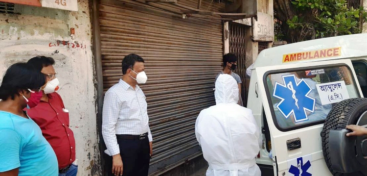 West Bengal Minister Firhad Hakim inspects Swab Testing in Kolkata