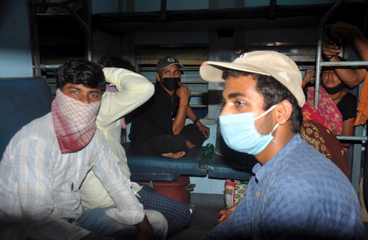Migrants reach Charbagh railway station to board special train during lockdown
