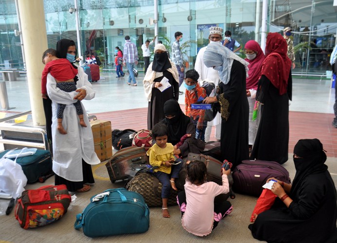 Migrant workers arrive at Lucknow in special flight arranged by Amitabh Bachchan