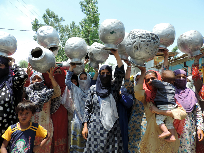Jammu and Kashmir: Women washing their clothes in pond to protest water scarcity