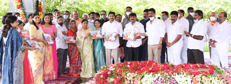 Andhra Pradesh CM Jagan Mohan Reddy pays tribute to YS Rajasekhar Reddy