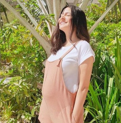 Mom-to-be Anushka Sharma shows her baby bump in latest picture