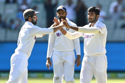 India bowl out Australia in Melbourne for 195