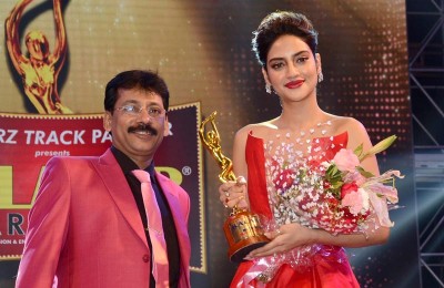 A galaxy of stars turn up at the Kalakar Awards 2020