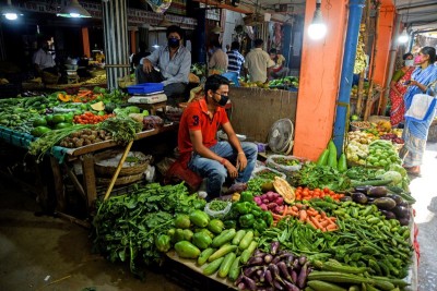 Kolkata in Lockdown: Deserted streets of downtown area and people in markets