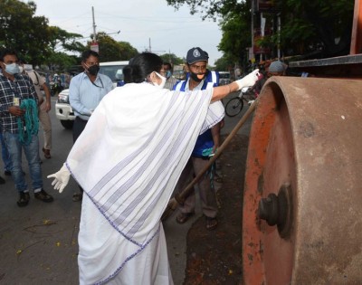 Mamata Banerjee supervises implementation of lockdown in Kolkata
