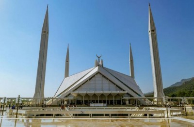 Pakistan extends suspension of int'l flights, resumes domestic operations partially