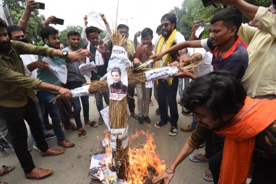 Sushant Singh Rajput's fans burn effigy of film industry in Patna