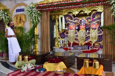 Priest performs puja at Ahmedabad Jagannath temple
