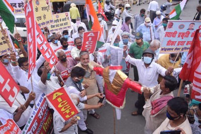 Central trade union members protest against govt policies in Patna