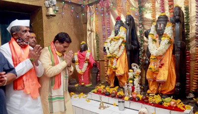 Minister of state for Railways Suresh Angadi performing pooja at Sabari Pond