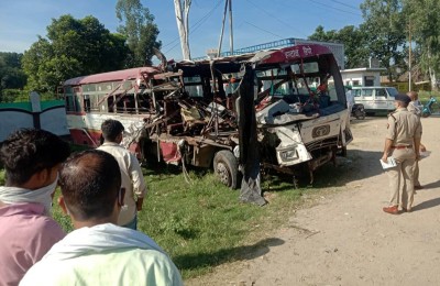Policeman stands near the wrekage of a U P Roadways bus