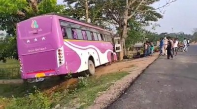Guwahati bound bus carrying migrant workers hits roadside tree, 11 hurt
