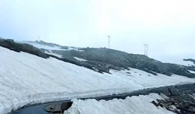 Himachal Pradesh: Manali-Leh highway opens for light vehicle