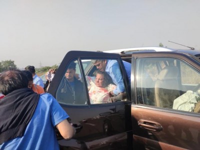 Actress Shabana Azmi hurt in road mishap on Mumbai-Pune Expressway