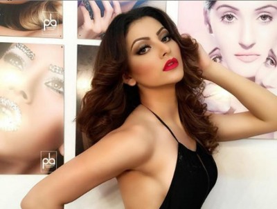 Urvashi Rautela looks attractive in black dress 