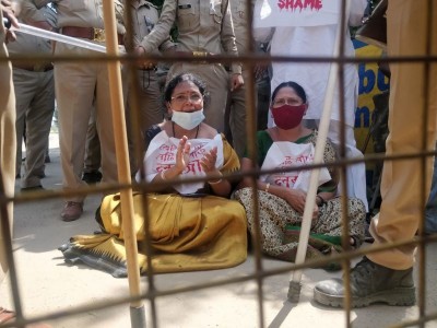 TMC delegation on way to Hathras stopped by UP Police