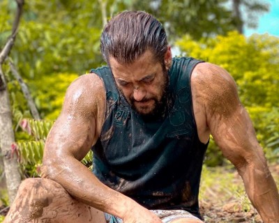 Netizens troll Salman Khan for 'posing' to pay respect to farmers