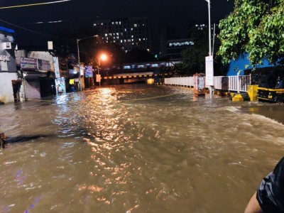 Heavy rains with stormy winds at 107 kmph lash Mumbai, people asked to remain indoors