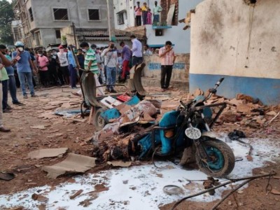 E-rickshaw destroyed, driver killed in suspected battery explosion in West Bengal's Malda
