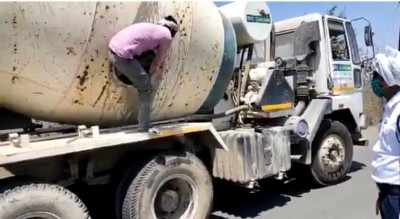 18 migrant labourers found travelling inside mixer truck tank by Madhya Pradesh police